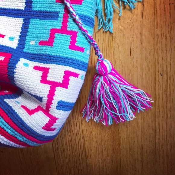 NWT Wayuu Hand-Woven Boho Pompom Tote - Picture 6 of 9